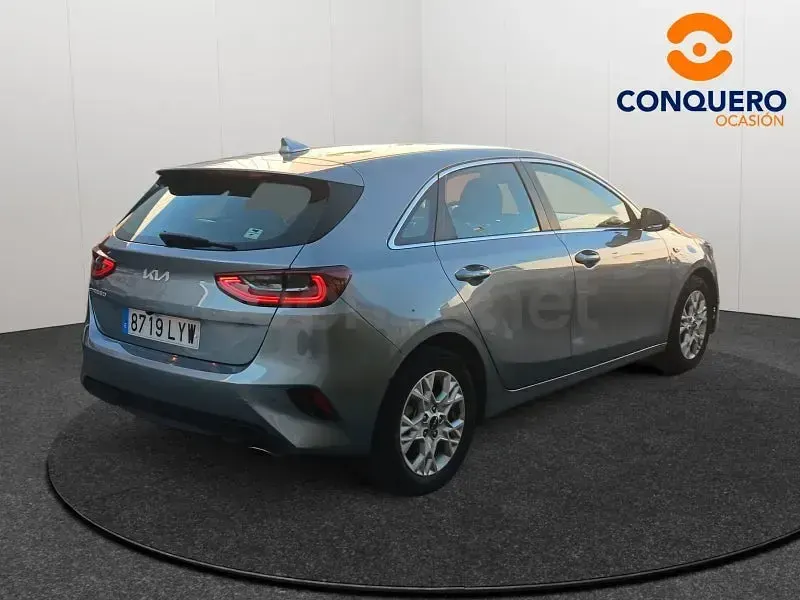 Usado Kia Ceed 100 CV (73 kW) 2022 Gris / plata Utilitario