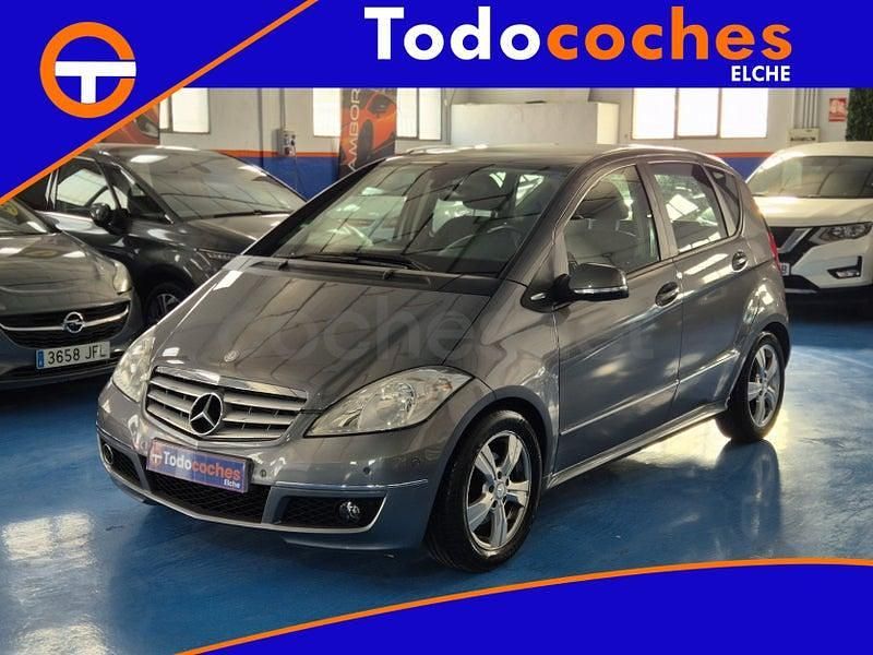 Usado Mercedes A180 Avantgarde 109 CV (80 kW) 2010 Gris / plata Monovolumen