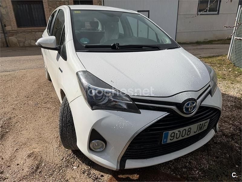 Usado Toyota Yaris Hybrid Active 100 CV (73 kW) 2016 Blanco Berlina