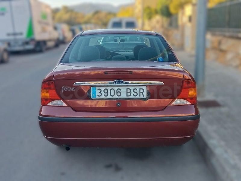 Usado Ford Focus Ghia 101 CV (74 kW) 2002 Granate Berlina