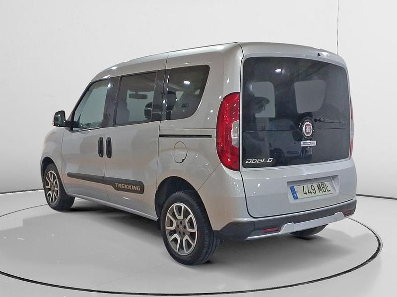 Usado Fiat Doblò Trekking 120 CV (88 kW) 2022 Gris Monovolumen