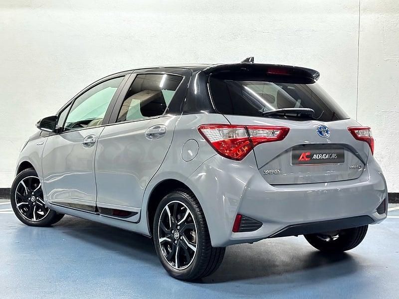 Usado Toyota Yaris Hybrid Edition 100 CV (73 kW) 2018 Gris / plata Berlina