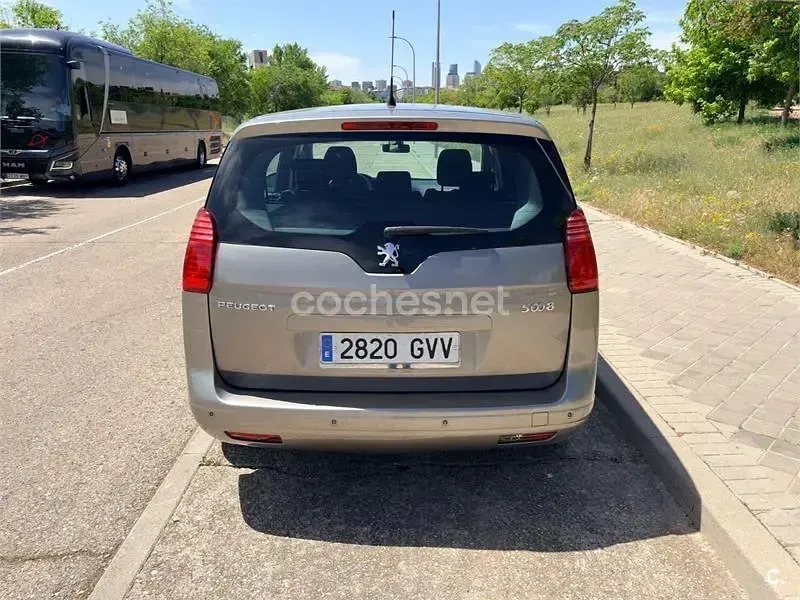 Usado Peugeot 5008 Premium 150 CV (110 kW) 2010 Beige Monovolumen