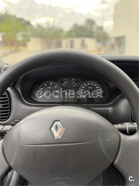 Usado Renault Mégane 95 CV (69 kW) 2001 Verde Berlina