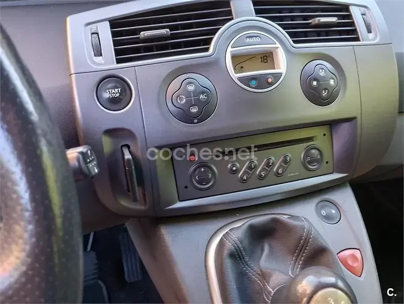 Usado Renault Scénic Authentique 115 CV (84 kW) 2003 Gris / plata Monovolumen