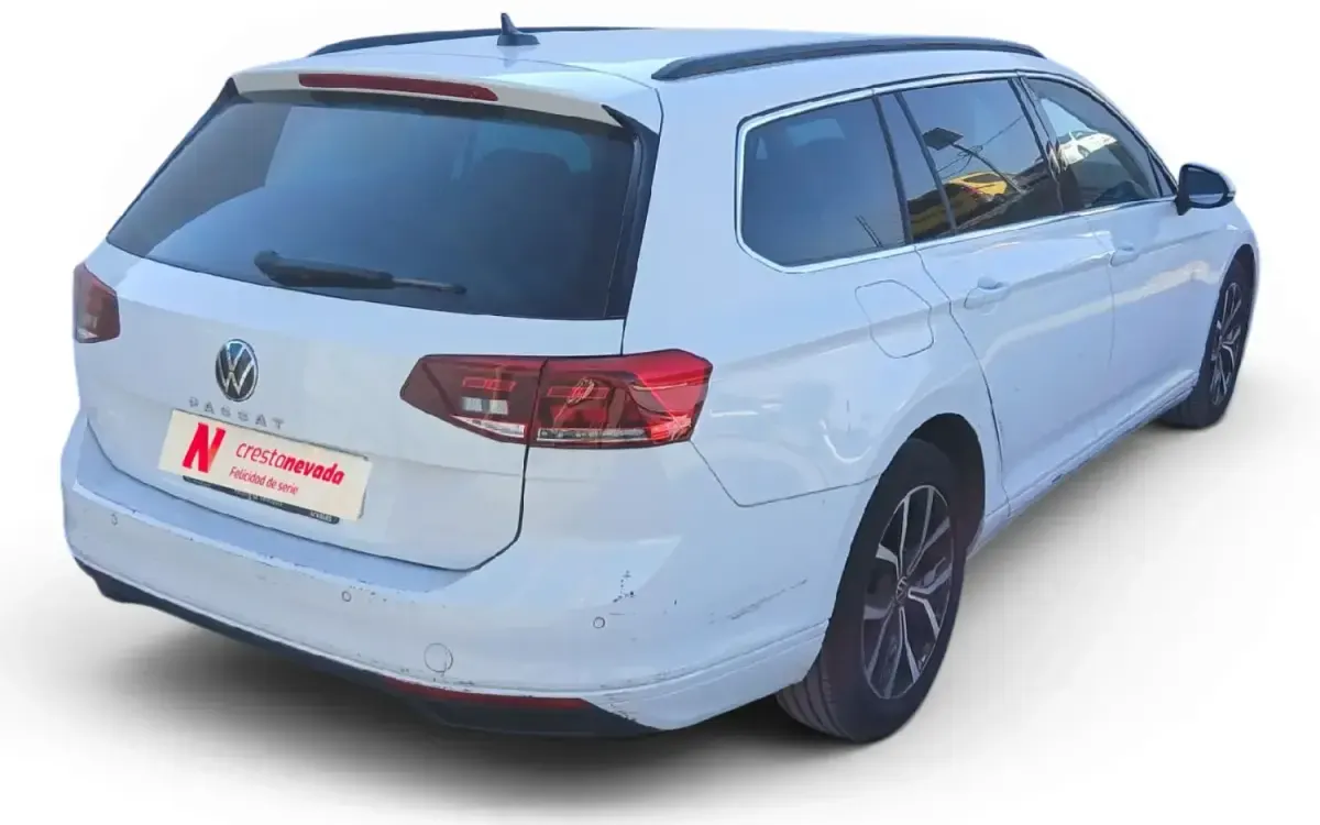 Usado VW Passat Executive 150 CV (110 kW) 2022 Blanco Familiar