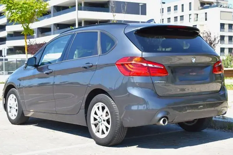 Usado BMW 216 Active Tourer Advantage 116 CV (85 kW) 2021 Gris / plata Monovolumen