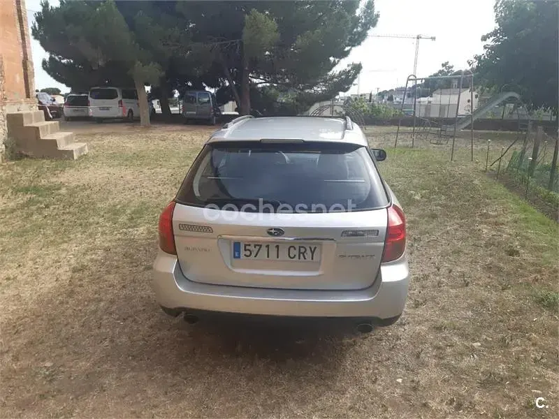 Usado Subaru Outback 165 CV (121 kW) 2004 Gris / plata Familiar