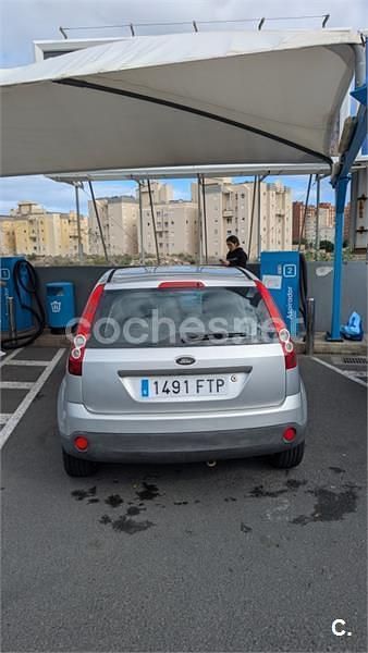 Usado Ford Fiesta Ambiente 70 CV (51 kW) 2007 Gris / plata Utilitario