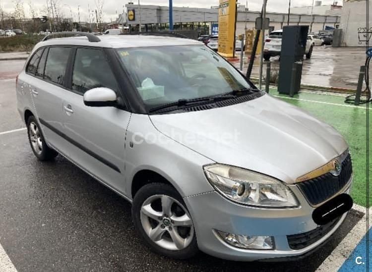 Usado Skoda Fabia Elegance 90 CV (66 kW) 2012 Gris / plata Familiar