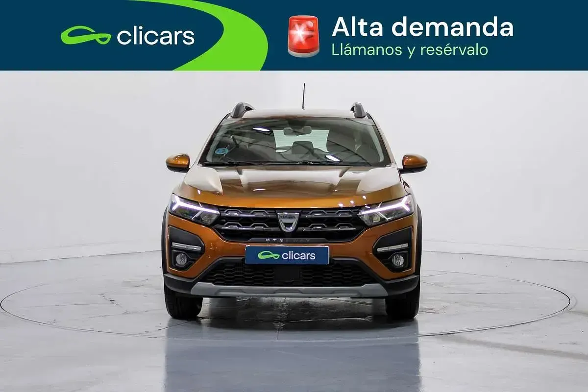 Usado Dacia Sandero Comfort 91 CV (66 kW) 2021 Naranja Utilitario