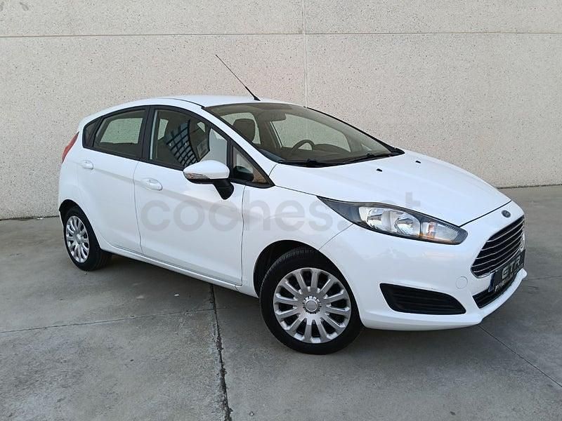Usado Ford Fiesta Trend 105 CV (77 kW) 2013 Blanco Utilitario