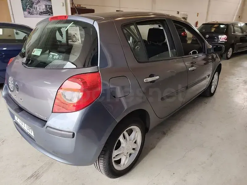 Usado Renault Clio II Dynamique 85 CV (62 kW) 2008 Gris / plata Berlina