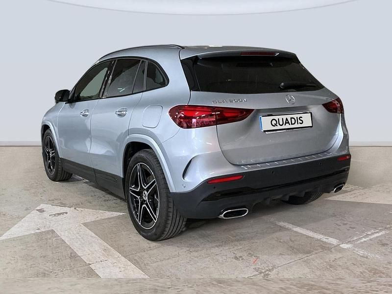 Usado Mercedes GLA200 150 CV (110 kW) 2024 Gris plata SUV