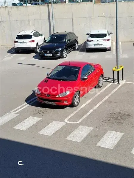 Usado Peugeot 206 CC 110 CV (80 kW) 2005 Rojo Descapotable