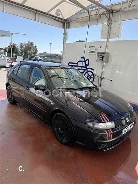 Usado Seat Leon Sport 150 CV (110 kW) 2001 Negro Utilitario