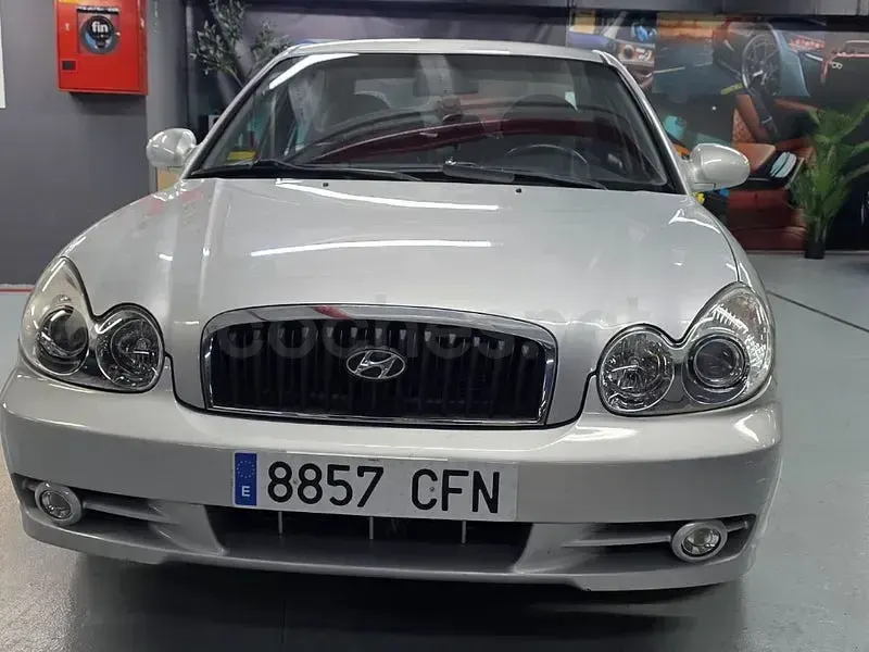 Usado Hyundai Sonata GLS 131 CV (96 kW) 2003 Gris / plata Berlina