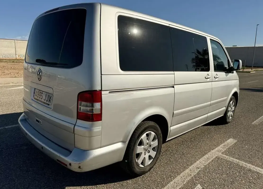 Usado VW Multivan Comfortline 174 CV (127 kW) 2004 Plateado Monovolumen