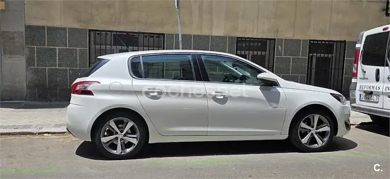 Usado Peugeot 308 Allure 130 CV (95 kW) 2017 Blanco Berlina