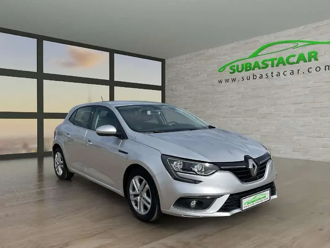 Usado Renault Mégane Business 116 CV (85 kW) 2019 Plateado Berlina