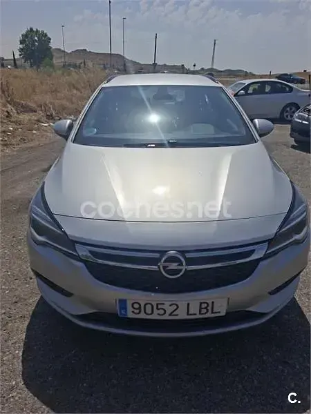 Usado Opel Astra Selective 110 CV (80 kW) 2019 Gris / plata Familiar