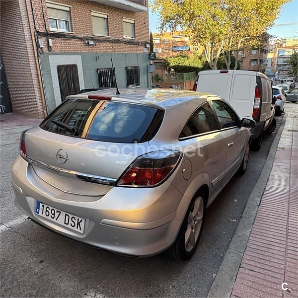 Usado Opel Astra GTC Sport 120 CV (88 kW) 2005 Gris / plata Berlina