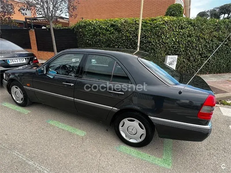 Usado Mercedes C220 Elegance 150 CV (110 kW) 1994 Negro Berlina