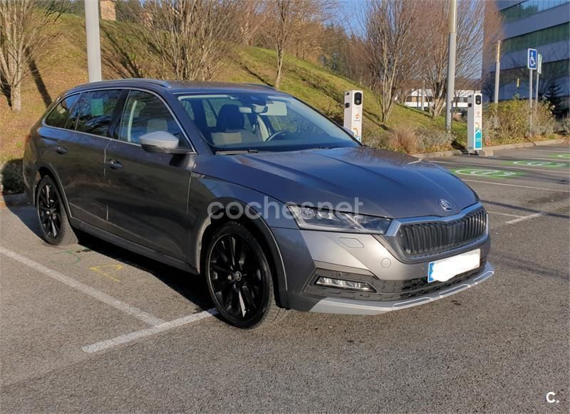 Gris / plata Usado 2023 Skoda Octavia Familiar | 29.950 € - Imagen 1/4