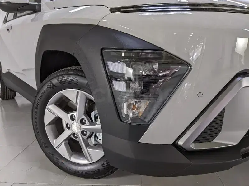 Usado Hyundai Kona 129 CV (94 kW) 2025 Gris / plata SUV