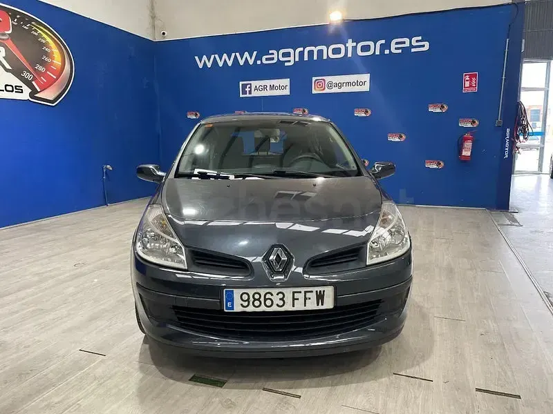 Usado Renault Clio II Authentique 75 CV (55 kW) 2007 Gris / plata Berlina