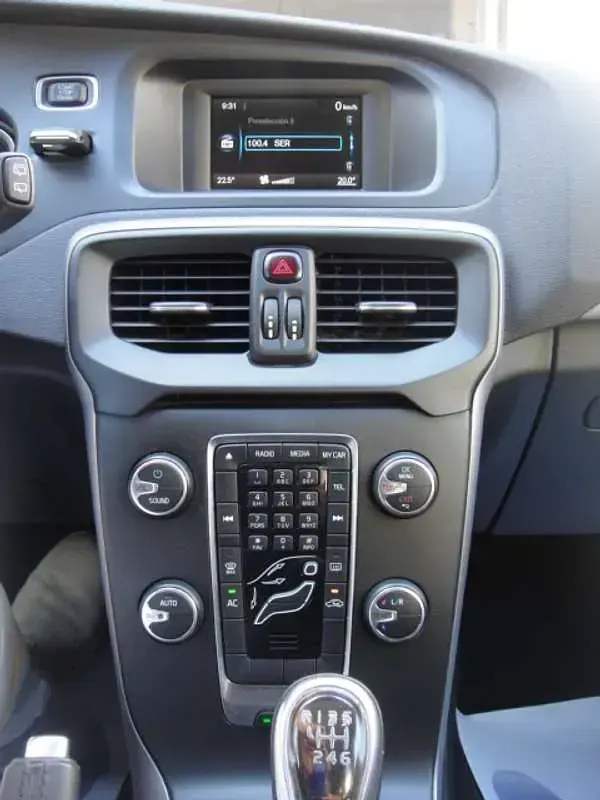 Usado Volvo V40 Kinetic 114 CV (83 kW) 2013 Rojo SUV