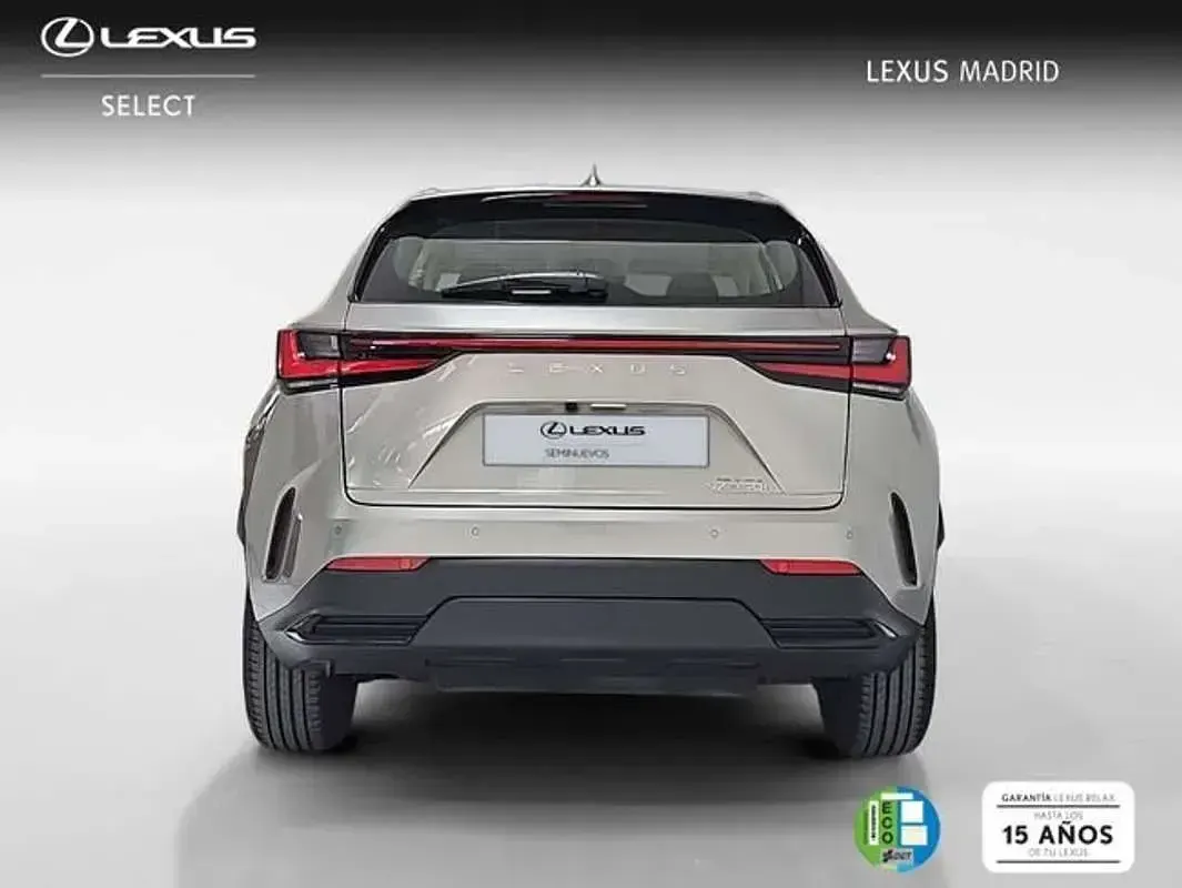 Usado Lexus NX300h Business Edition 242 CV (177 kW) 2022 Plateado SUV