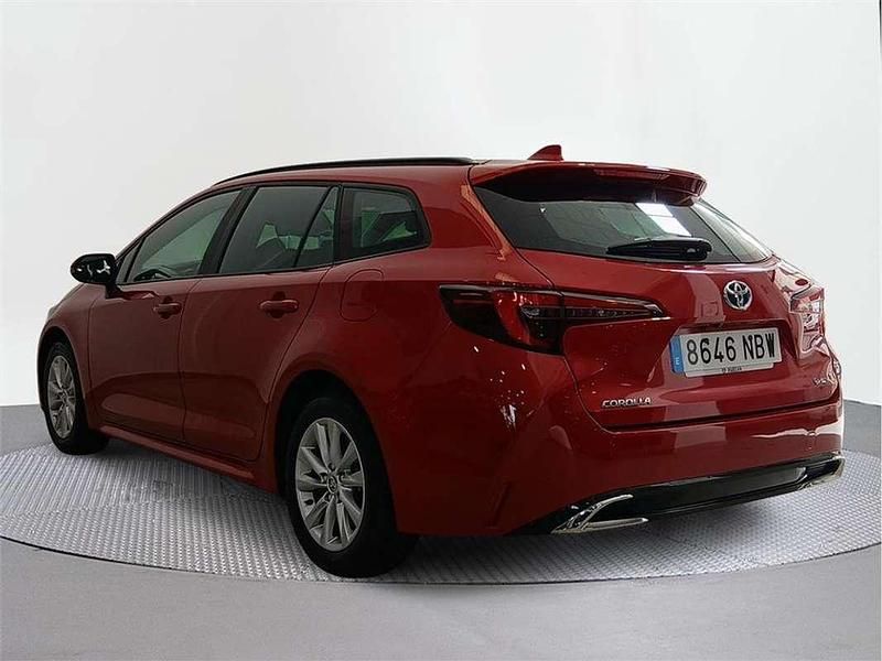 Usado Toyota Corolla Active 140 CV (102 kW) 2025 Rojo emoción Familiar