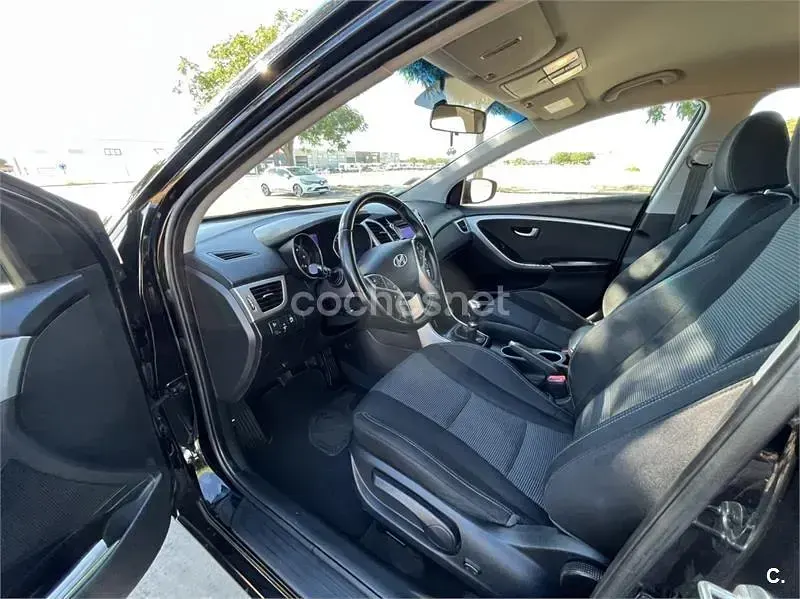 Usado Hyundai i30 110 CV (80 kW) 2015 Negro Berlina