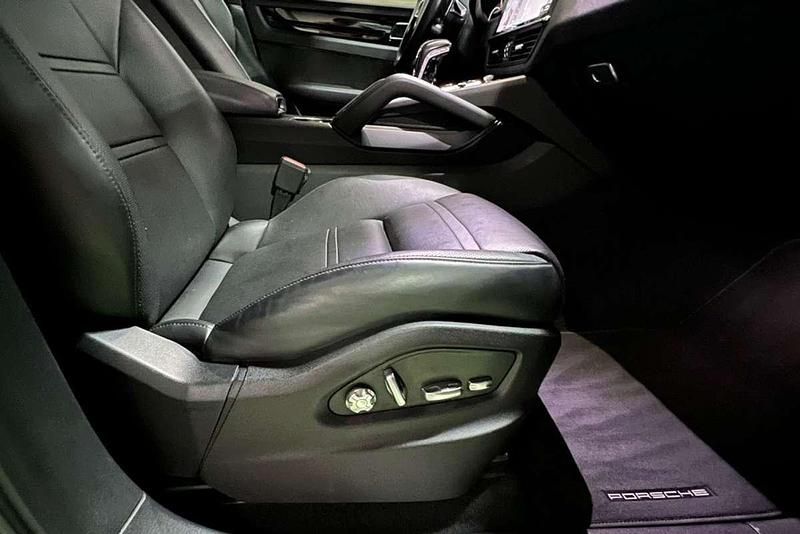 Usado Porsche Cayenne Platinum Edition 462 CV (339 kW) 2021 Gris / plata SUV