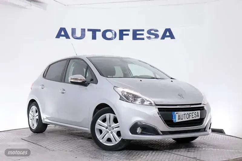 Usado Peugeot 208 Style 82 CV (60 kW) 2018 Plateado Utilitario