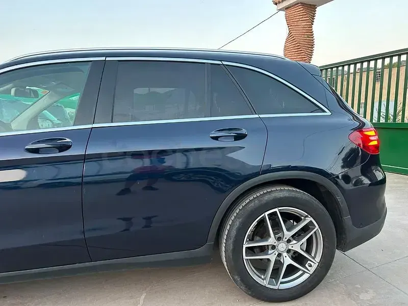 Usado Mercedes GLC220 AMG line 170 CV (125 kW) 2016 Azul SUV