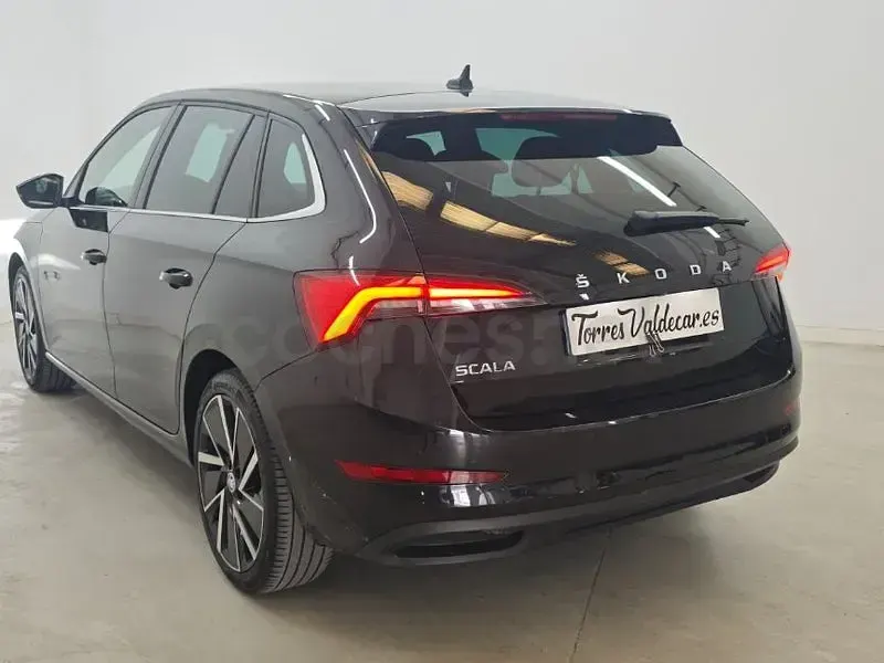 Usado Skoda Scala Sport 110 CV (80 kW) 2021 Negro Utilitario