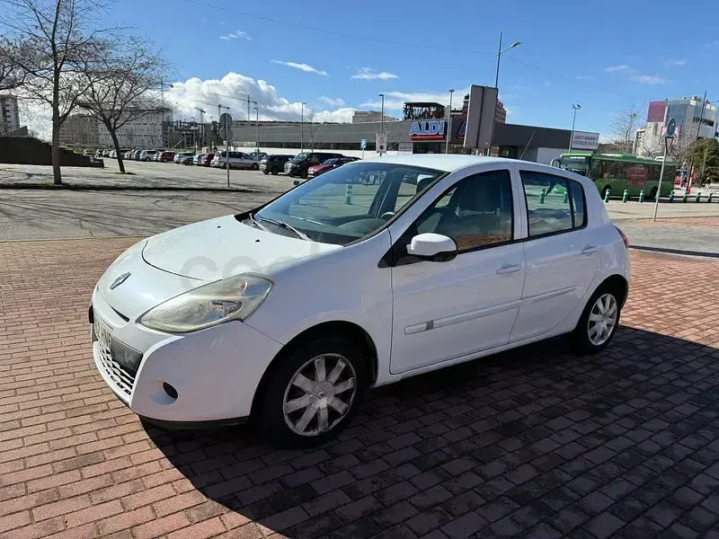 Usado Renault Clio IV Authentique 75 CV (55 kW) 2013 Blanco Berlina