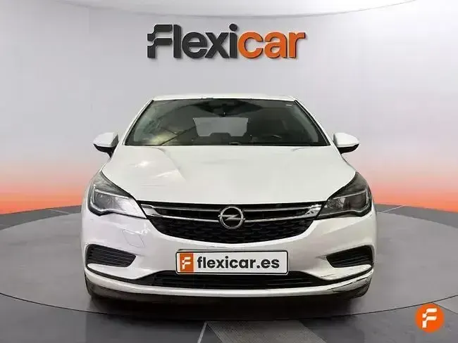 Usado Opel Astra Selective 110 CV (80 kW) 2019 Blanco Berlina