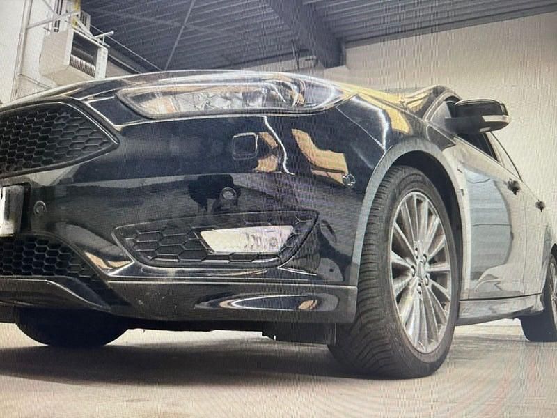 Usado Ford Focus Active 150 CV (110 kW) 2020 Negro Familiar