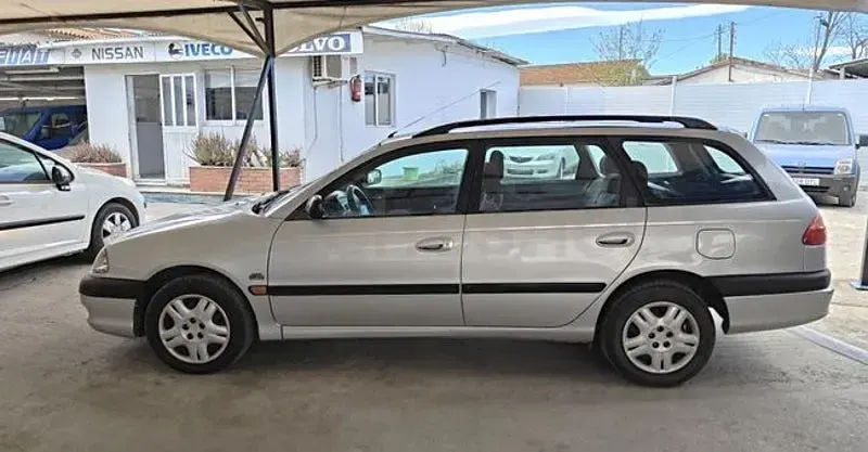 Usado Toyota Avensis Terra 110 CV (80 kW) 2000 Gris / plata Familiar