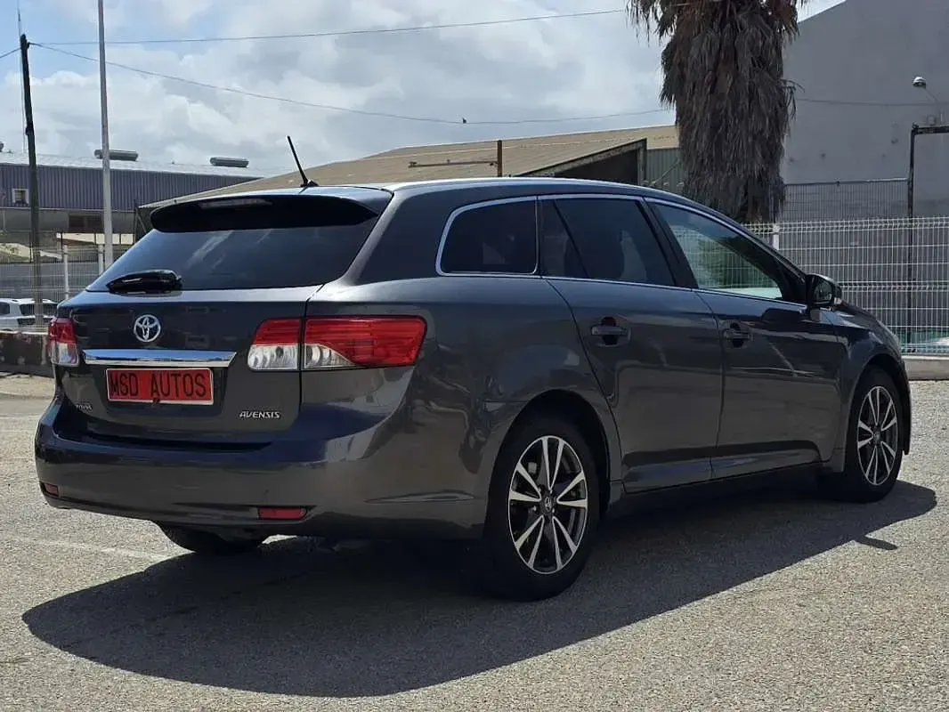 Usado Toyota Avensis Executive 124 CV (91 kW) 2013 Gris Familiar
