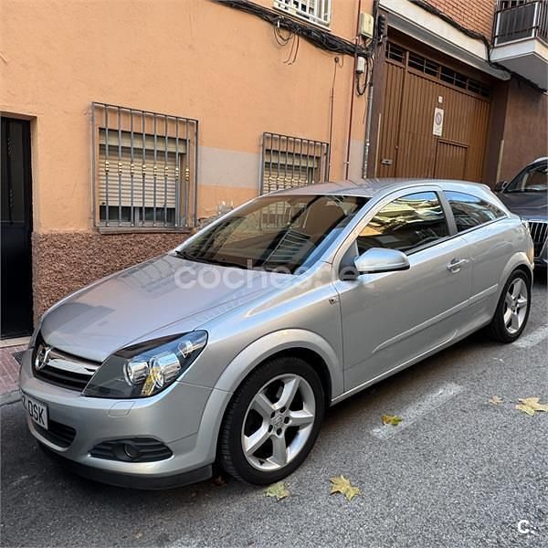 Usado Opel Astra GTC Sport 120 CV (88 kW) 2005 Gris / plata Berlina