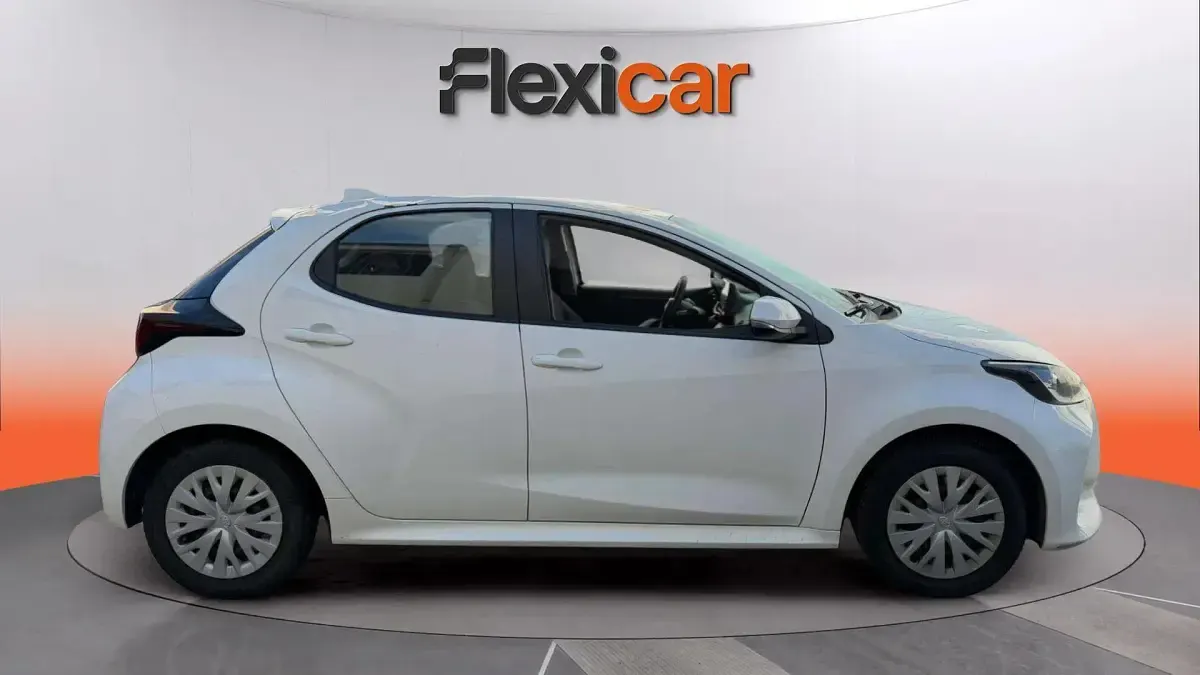Usado Toyota Yaris 72 CV (52 kW) 2023 Blanco Utilitario