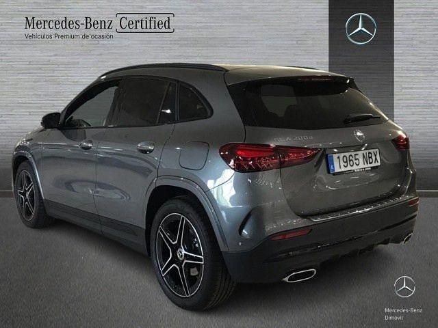 Usado Mercedes GLA200 AMG line 150 CV (110 kW) 2025 Gris montaña SUV