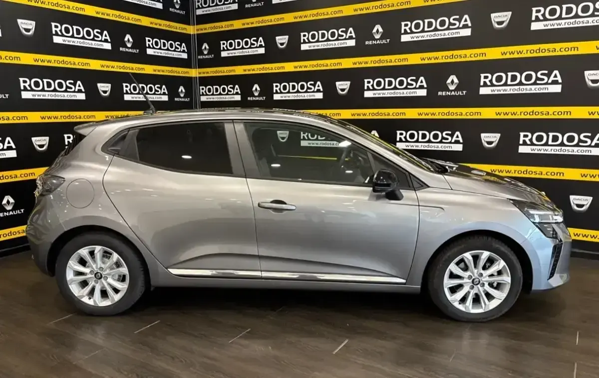 Usado Renault Clio Evolution 100 CV (73 kW) 2025 Gris Utilitario