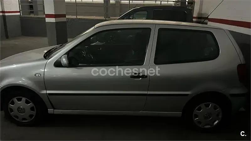 Usado VW Polo 60 CV (44 kW) 2000 Gris / plata Berlina