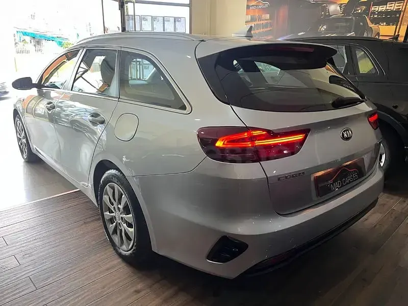 Usado Kia Ceed 136 CV (100 kW) 2020 Gris / plata Utilitario
