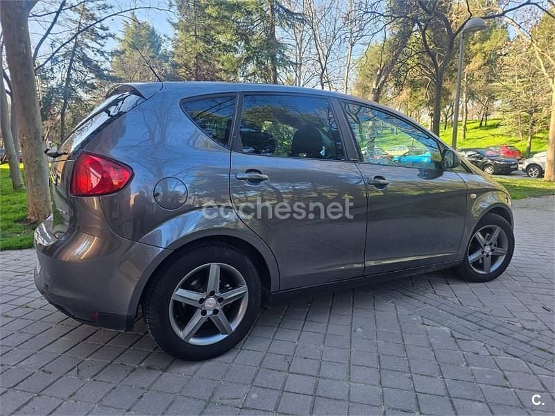 Usado Seat Altea Style 105 CV (77 kW) 2014 Gris / plata Monovolumen